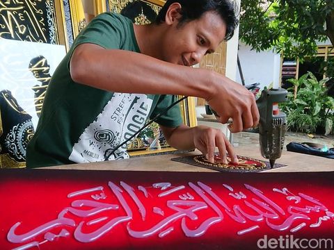 Pemuda di Tulungagung meraup cuan dengan menggeluti kerajinan kaligrafi timbul berbahan lem tembak. Modalnya hanya keahlian melukis dan referensi dari YouTube.