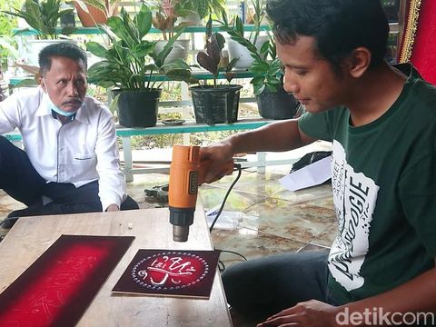 Pemuda di Tulungagung meraup cuan dengan menggeluti kerajinan kaligrafi timbul berbahan lem tembak. Modalnya hanya keahlian melukis dan referensi dari YouTube.