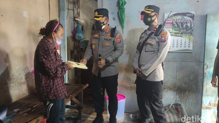 Kapolresta Sidoarjo berikan bantuan.