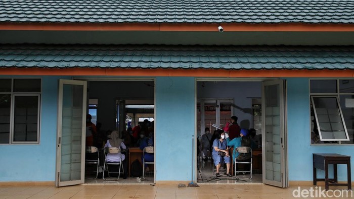 Pemberian vaksin booster terus digencarkan di Indonesia. Vaksinasi dosis ketiga itu dilakukan sebagai upaya menekan laju penyebaran varian Omicron di Tanah Air.