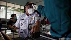 Pemberian vaksin booster terus digencarkan di Indonesia. Vaksinasi dosis ketiga itu dilakukan sebagai upaya menekan laju penyebaran varian Omicron di Tanah Air.