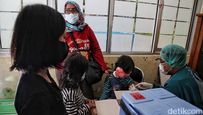 Pemberian vaksin booster terus digencarkan di Indonesia. Vaksinasi dosis ketiga itu dilakukan sebagai upaya menekan laju penyebaran varian Omicron di Tanah Air.