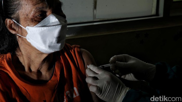 Pemberian vaksin booster terus digencarkan di Indonesia. Vaksinasi dosis ketiga itu dilakukan sebagai upaya menekan laju penyebaran varian Omicron di Tanah Air.