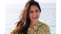 Senyum bahagia Katrina Kaif saat menikmati waktu di pinggir pantai. (Foto: dok. Instagram @katrinakaif) 
