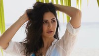 Dalam sebuah foto, Katrina Kaif tampak mengenakan bra renang biru dibalut luaran transparan dan celana renang bermotif hijau-biru. (Foto: dok. Instagram @katrinakaif) 