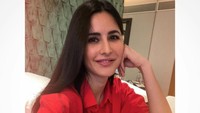 Di dalam ruangan berpencahayaan temaram pun sang aktris tetap mempesona. (Foto: dok. Instagram @katrinakaif)