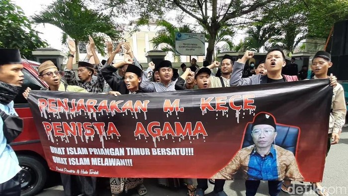 Kawal sidang M Kace, sejumlah kiai dan santri menggelar aksi depan PN Ciamis.