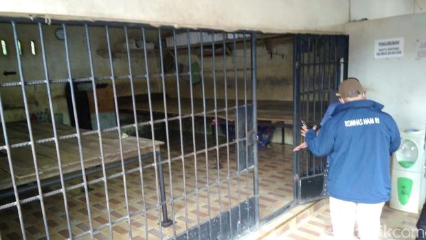 Komnas HAM mengecek langsung kerangkeng manusia di rumah bupati Langkat Komnas HAM mengecek langsung kerangkeng manusia di rumah bupati Langkat