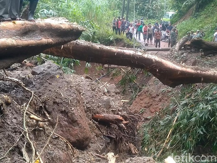 Warga bersama petugas membersihkan longsor yang terjadi di Lebakbarang, Pekalongan.