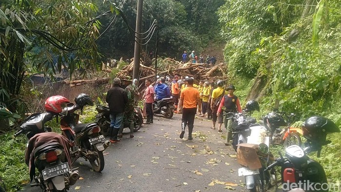 Warga bersama petugas membersihkan longsor yang terjadi di Lebakbarang, Pekalongan.