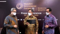 (Ki-ka) Chief Economist Bank Mandiri Andry Asmoro, Direktur Treasury & International Banking Bank Mandiri Panji Irawan dan Dirut Mandiri Sekuritas Oki Ramadhana berbincang kepada media secara online di Jakarta, saat memaparkan perhelatan Mandiri Investment Forum (MIF) 2022 pada 9 Februari 2022 mendatang.