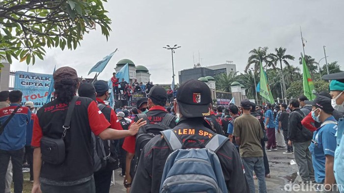 Massa buruh demonstrasi di Gedung DPR. Massa menuntut dicabutnya UU Cipta Kerja serta revisi UU No 12 tentang Pembentukan Peraturan Perundangan-undangan. (Anggi M/detikcom)