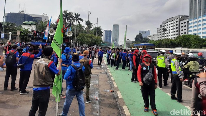 Massa buruh demonstrasi di Gedung DPR. Massa menuntut dicabutnya UU Cipta Kerja serta revisi UU No 12 tentang Pembentukan Peraturan Perundangan-undangan. (Anggi M/detikcom)