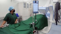 Tenaga Kesehatan RS Siloam Hospitals Lippo Cikarang memeriksa pasien penyakit jantung menggunakan Cathlab, Bekasi, Rabu (26/1/2022).