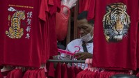 Warga berbelanja pernak-pernik Tahun Baru Imlek yang dijual di Glodok, Jakarta, Minggu (23/1/2022). Kawasan pecinan di daerah itu tetap dipadati warga yang bersiap merayakan Tahun Macan Air menurut zodiak Cina, meskipun pemerintah telah mengimbau untuk mengurangi kegiatan di pusat keramaian seiring kasus COVID-19 yang semakin meningkat. (ANTARA FOTO/Aditya Pradana Putra)