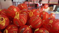 Pengurus merangkai lampion yang akan dipasang di sekitar Klenteng Tjoe Tik Kiong, Tulungagung, Jawa Timur, Jumat (21/1/2022). Sebanyak 200 lampion dipasang di sekitar klenteng tersebut untuk menyambut Hari Raya Imlek yang menandai Tahun Baru China pada 1 Februari 2022. (ANTARA FOTO/Destyan Sujarwoko)