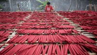 Seorang pekerja menjemur hio di Kosambi, Kabupaten Tangerang, Banten, Jumat (21/1/2022). Jelang Hari Raya Imlek, permintaan hio yang dijual dari harga Rp1.000 hingga Rp2.000 per tiga batang itu meningkat hingga 40 persen. (ANTARA FOTO/Fauzan)