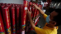 Pekerja menempelkan stiker pada lilin raksasa untuk persiapan perayaan Imlek di Klenteng Tek Hay Kiong, Tegal, Jawa Tengah, Rabu (26/1/2022). Penataan lilin raksasa, pemasangan lampion dan bersih-bersih klenteng dilaksanakan dalam rangka menyambut Tahun Baru Imlek yang jatuh pada 1 Februari 2022 mendatang. (ANTARA FOTO/Oky Lukmansyah)