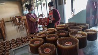 Pedagang melayani pembeli kue keranjang di Palangkaraya, Kalimantan Tengah, Rabu (26/1/2022). Pedagang menuturkan penjualan kue keranjang jelang Tahun Baru Imlek 2573 meningkat 30 persen dibandingkan tahun lalu, dari 600 kue menjadi 1.000 kue keranjang pada tahun ini meski masih dalam masa pandemi COVID-19. (ANTARA FOTO/Makna Zaezar)