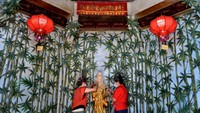 Warga membersihkan patung di Vihara Dharmayana, Kuta, Badung, Bali, Rabu (26/1/2022). Warga etnis Tionghoa di kawasan itu melakukan sejumlah persiapan untuk menyambut perayaan Tahun Baru Imlek 2573 seperti dengan pencucian patung dewa dewi, pembersihan bangunan vihara serta pemasangan lampion. (ANTARA FOTO/Fikri Yusuf)