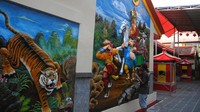 Pekerja mengecat bagian dinding bergambar legenda Sun Go Kong di Vihara Dhanagun, Kota Bogor, Jawa Barat, Selasa (25/1/2022). Sejumlah persiapan dilakukan pengurus dan jemaat Vihara Dhanagun, Kota Bogor menjelang perayaan Tahun Baru Imlek 2573 pada Selasa 1 Februari 2022. (ANTARA FOTO/Arif Firmansyah)