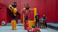 Tim Barongsai Rumah Merah berlatih Barongsai di kawasan Pecinan Karangturi, Kecamatan Lasem, Kabupaten Rembang, Jawa Tengah, Selasa (25/1/2022). Latihan tim Barongsai tersebut dilakukan untuk persiapan tampil di sejumlah klenteng di kawasan Pecinan Lasem secara sukarela sebagai simbol pembawa keberuntungan saat perayaan Tahun Baru Imlek 2573 yang akan jatuh pada Selasa, 1 Februari 2022 mendatang. (ANTARA FOTO/Aji Styawan)