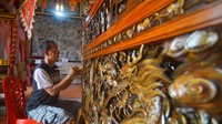Pekerja mengecat ulang ukiran naga di Klenteng See Hin Kiong Padang, Sumatera Barat, Selasa (25/1/2022). Klenteng tertua di Padang itu mulai berhias dan dibersihkan menyambut tahun baru Imlek 2573. (ANTARA FOTO/Iggoy el Fitra)