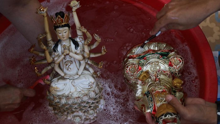 Melihat Persiapan Sambut Imlek Berbagai Daerah di Indonesia Pengurus vihara membersihkan rupang di Vihara Buddhayana Surabaya, Jawa Timur, Senin (24/1/2022). Kegiatan itu sebagai persiapan perayaan Tahun Baru Imlek 2573 pada 1 Februari 2022. ANTARA FOTO/Didik Suhartono/hp.