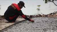 Proses pengeringan ikan sendiri sedikit terkendala saat musim hujan ini.