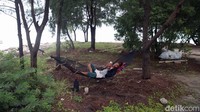 Nelayan beristirahat di Pulau Gosong Karang Bongkok, Kelurahan Pulau Panggang, Kecamatan Kepulauan Seribu Utara, Kepulauan Seribu, Jakarta, Rabu (26/1/2022).