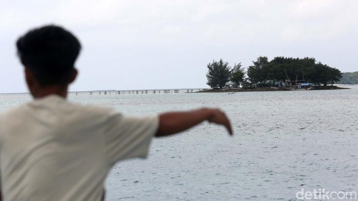 Melihat Pulau Gosong, Aset Baru Pemprov DKI di Kepulauan Seribu Pemerintah Provinsi DKI Jakarta mengamankan aset tanah timbul ini berupa pulau gosong. Pulau ini terlihat saat air sedang surut.