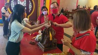 Kegiatan pembersihan ini dilakukan tiap sepekan menjelang Imlek. Ada 13 rupang (patung) yang dibersihkan dengan cara disikat menggunakan kuas. Sedangkan yang menjadi tuan rumah di Klenteng Liong Hok Bio ini adalah Dewa Bumi.