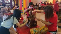 Sejumlah jemaat membersihkan patung dewa-dewi di Klenteng Magelang.
