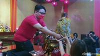 Pembersihan dengan sikat untuk membersihkan debu-debu yang menempel. Waktu yang tepat untuk pembersihan tersebut pada hari ini, tepatnya H-7 Imlek.
