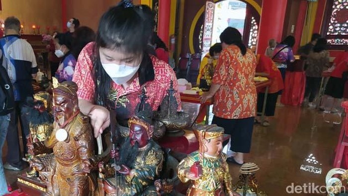 Ritual Kimsin digelar di Tempat Ibadah Tri Dharma (TITD) Liong Hok Bio Magelang, Jateng, jelang Imlek. Ritual Kimsin yaitu membersihkan rupang-rupang atau patung dewa-dewi.