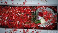 Bunga ditaburkan di salah satu makam perwira TRI (kini TNI) dan Taruna Akmil Tangerang yang gugur dalam tragedi Lengkong.