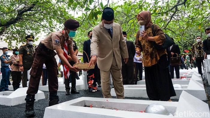 Mengenang Gugurnya Daan Mogot-Paman Prabowo di Tragedi Lengkong Tragedi Lengkong terjadi tepat pada tanggal 25 Januari 76 tahun lalu. Pertempuran ini membuat Mayor Daan Mogot hingga Letnan Soebianto Djojohadikoesoemo gugur.