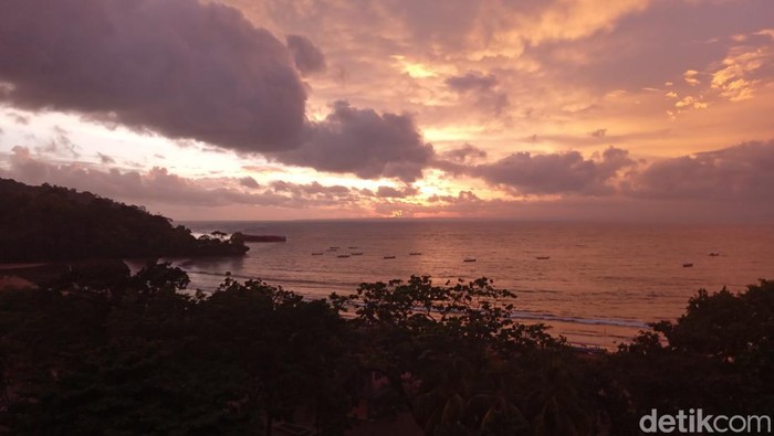 Menikmati senja di Pantai Pangandaran