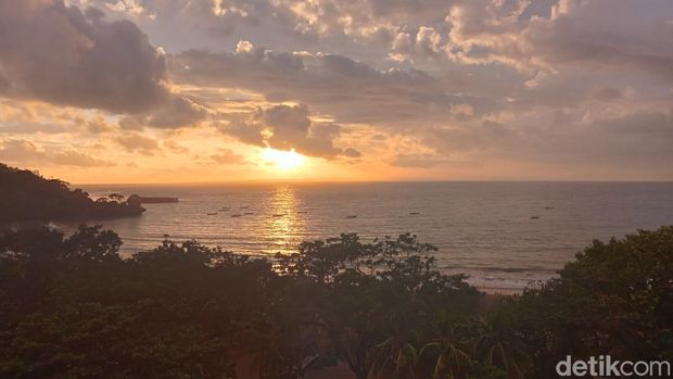 Menikmati senja di Pantai Pangandaran