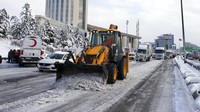 Pekerja walikota bekerja untuk membuka jalan utama di Istanbul. Petugas penyelamat di Istanbul dan Athena bergegas pada hari Selasa untuk membersihkan jalan raya yang macet setelah front dingin yang besar dan badai salju melanda sebagian besar Turki dan Yunani , membuat banyak orang dan kendaraan di kedua kota terdampar semalaman dalam kondisi beku. (AP/Emrah Gurel)