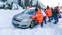 Tentara dan tim pemadam kebakaran dikerahkan untuk mengevakuasi ratusan pengendara yang terjebak selama berjam-jam di dalam mobil yang tertutup salju. (AP/Michael Varaklas)