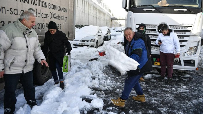 Mobil Terjebak Badai Salju Yunani-Turki Abandoned vehicles are seen in an motorway way after a snowstorm, in Athens, on Tuesday, Jan. 25, 2022. Army and fire service teams were deployed late Monday to extract hundreds of motorists trapped for hours in snowed-in cars. A snowstorm of rare severity disrupted road and air traffic Monday in the Greek capital of Athens and neighboring Turkey's largest city of Istanbul, while most of Greece, including β unusually β several Aegean islands, and much of Turkey were blanketed by snow. (AP Photo/Michael Varaklas)