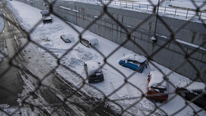 Mobil Terjebak Badai Salju Yunani-Turki Abandoned vehicles are seen in an motorway way after a snowstorm, in Athens, on Tuesday, Jan. 25, 2022. Army and fire service teams were deployed late Monday to extract hundreds of motorists trapped for hours in snowed-in cars. A snowstorm of rare severity disrupted road and air traffic Monday in the Greek capital of Athens and neighboring Turkey's largest city of Istanbul, while most of Greece, including β unusually β several Aegean islands, and much of Turkey were blanketed by snow. (AP Photo/Michael Varaklas)