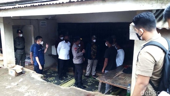 Momen Komnas HAM-Polda Sumut Cek Kerangkeng di Rumah Bupati Langkat Polda Sumut bersama Komnas HAM mengecek langsung lokasi kerangkeng di rumah Bupati Langkat nonaktif, Terbit Rencana Perangin Angin. Mereka mengecek ruangan tersebut.