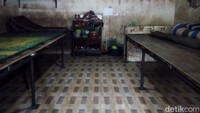 Mereka tampak masuk ke tempat itu sambil mengecek setiap benda yang ada di dalamnya.