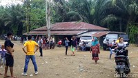 Sementara itu, posisi bangunan kerangkeng itu sendiri tampak berada di tanah lapang di belakang rumah Terbit. Sesudah rumah, lalu ada tambak ikan dan setelah itu baru bangunan kerangkeng.