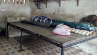 Lantainya sendiri tampak keramik. Di dalamnya tampak besi panggung. Kemudian dilapisi tripleks dan tikar. Lalu ada kasur dan juga bantal-bantal.