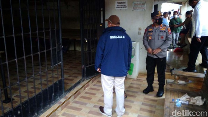 Polda Sumut bersama Komnas HAM mengecek langsung lokasi kerangkeng di rumah Bupati Langkat nonaktif, Terbit Rencana Perangin Angin. Mereka mengecek ruangan tersebut.
