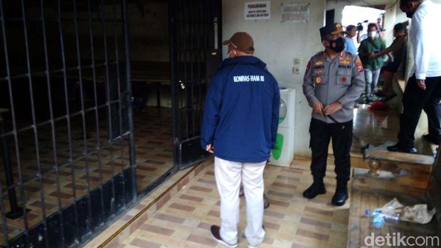 Momen Komnas HAM-Polda Sumut Cek Kerangkeng di Rumah Bupati Langkat Polda Sumut bersama Komnas HAM mengecek langsung lokasi kerangkeng di rumah Bupati Langkat nonaktif, Terbit Rencana Perangin Angin. Mereka mengecek ruangan tersebut.