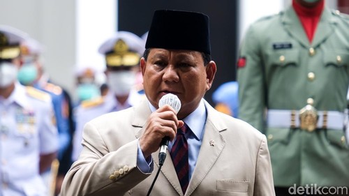 Menteri Pertahanan Prabowo Subianto menjadi inspektur upacara peringatan Hari Bhakti Taruna. Prabowo turut menabur bunga usai upacara di TMP Taruna, Tangerang.